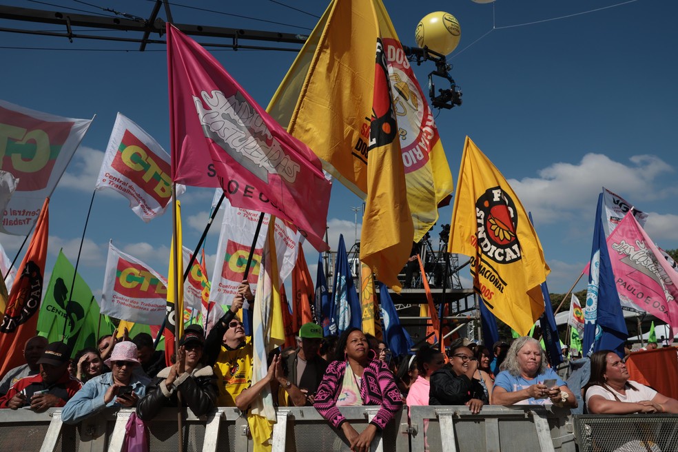Manifestantes no ato pelo 1o de Maio no Campo de Bagatelle em São Paulo — Foto: Maria Isabel de Oliveira