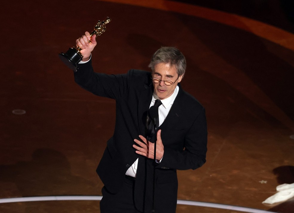 Walter Salles recebe o Oscar de Melhor Filme Internacional para 'Ainda estou aqui' — Foto: KEVIN WINTER / GETTY IMAGES NORTH AMERICA / Getty Images via AFP