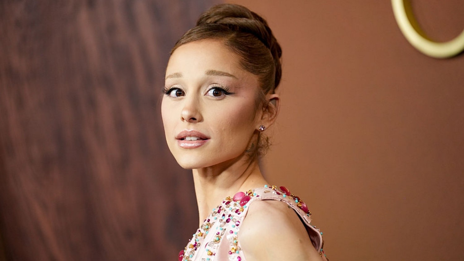 Ariana Grande e os comentários sobre sua aparência: o que especialistas dizem sobre a magreza extrema - QTU Questões do Universo