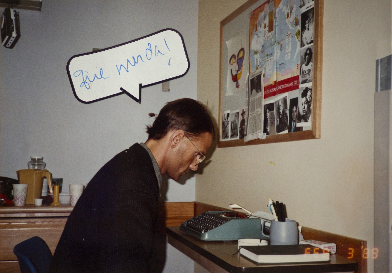 Cazuza no hospital, em Boston, escrevendo poesia, em 1989 — Foto: Reprodução/Acervo Lucinha Araujo