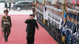 O líder da Coreia do Norte, Kim Jong Un (C), recebendo uma despedida ao partir de trem de Pyongyang para uma visita à Rússia. — Foto: AFP PHOTO/KCNA VIA KNS