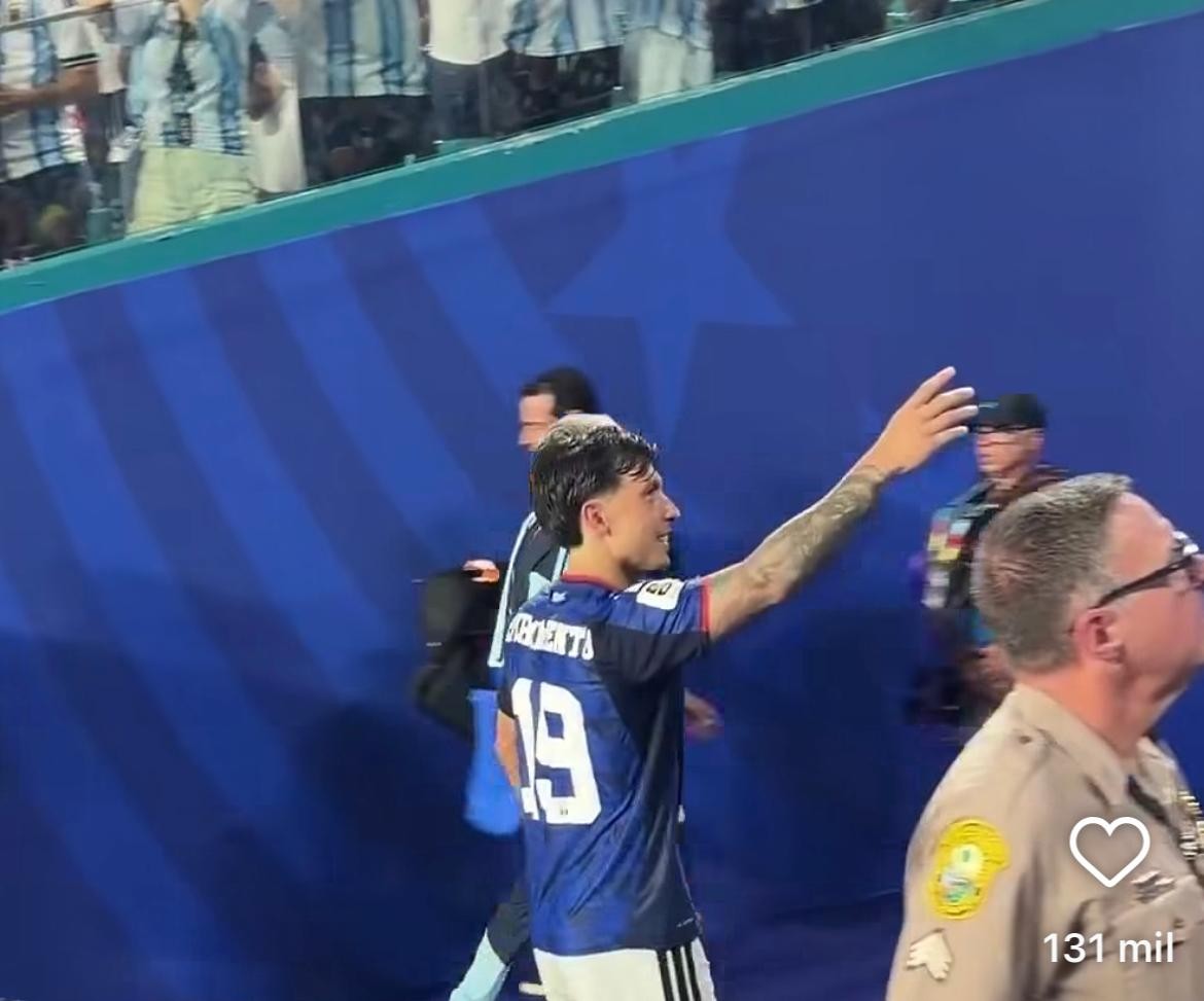 Herói da Argentina levasa camisa de fã após autógrafo