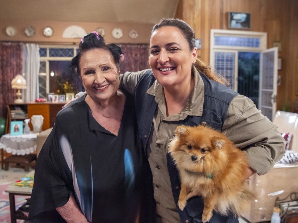 Ju Amaral com a mãe, Déa Lúcia, nos bastidores de 'Tô nessa!' — Foto: Estevam Avellar/Globo