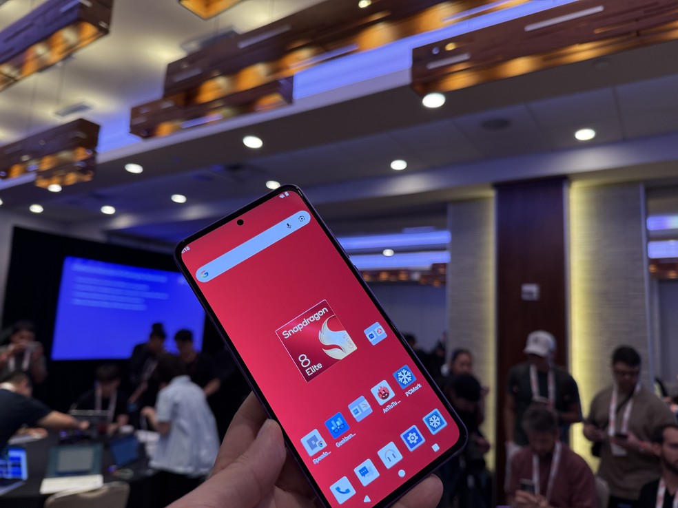 Qualcomm apresenta seu novo processador com maior capacidade para rodar tarefas de inteligência artificial — Foto: Bruno Rosa