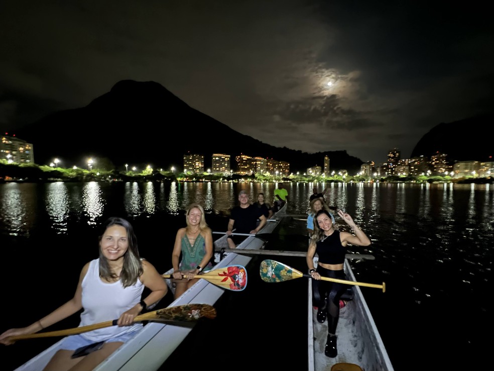 Remada da Lua Cheia. A Lagoa Va’a promove diferentes eventos ao longo do ano — Foto: Divulgação