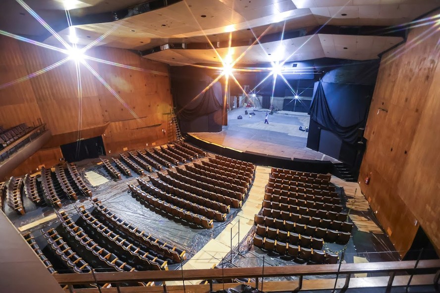 Teatro João Caetano reabre após um ano de obras com tributo a Michael