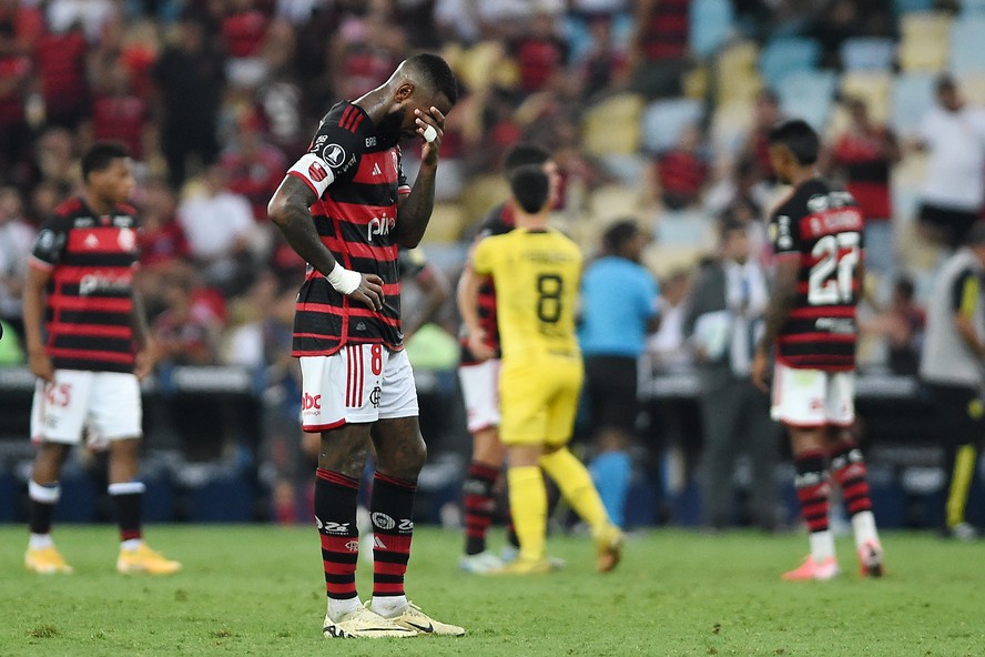 Um dos poucos que tiveram atuação positiva na derrota do Flamengo para o Peñarol, Gerson, capitão da equipe, lamenta revés no Maracanã