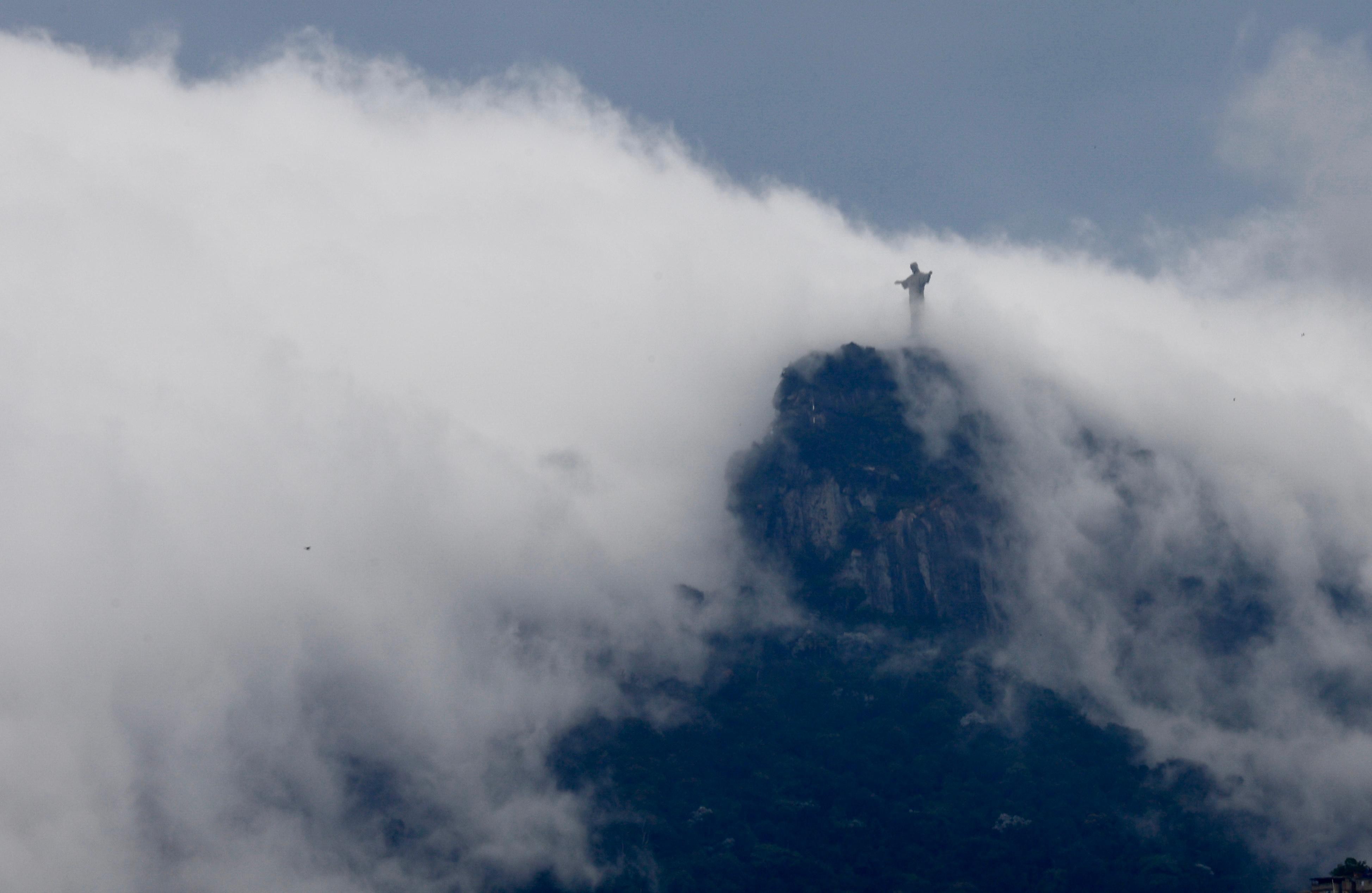 Nuvens carregadas cobrindo o céu do Rio de Janeiro, sinalizando a chegada de uma frente fria
