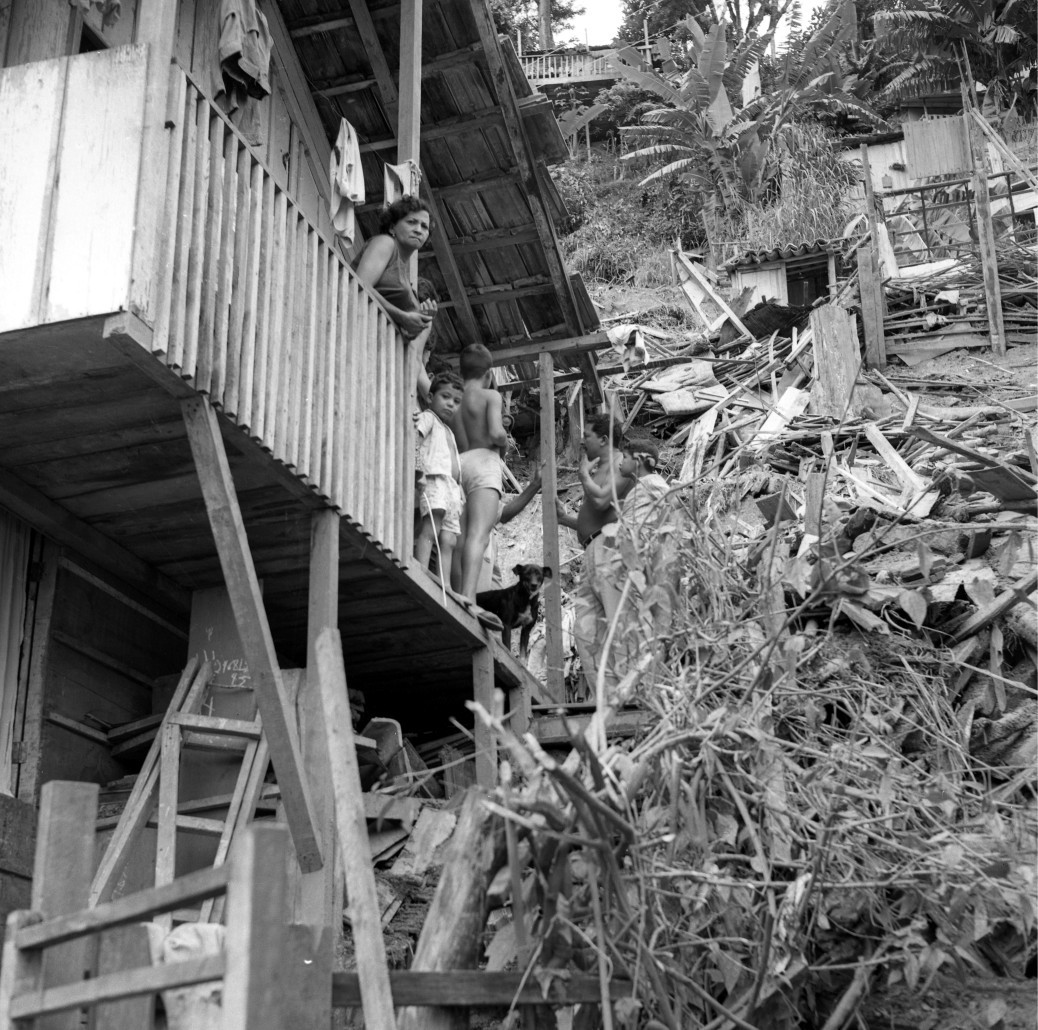 Moradores da Rocinha retornam para as suas casas, muitas condenadas, após as chuvas — Foto: Arquivo / O Globo
