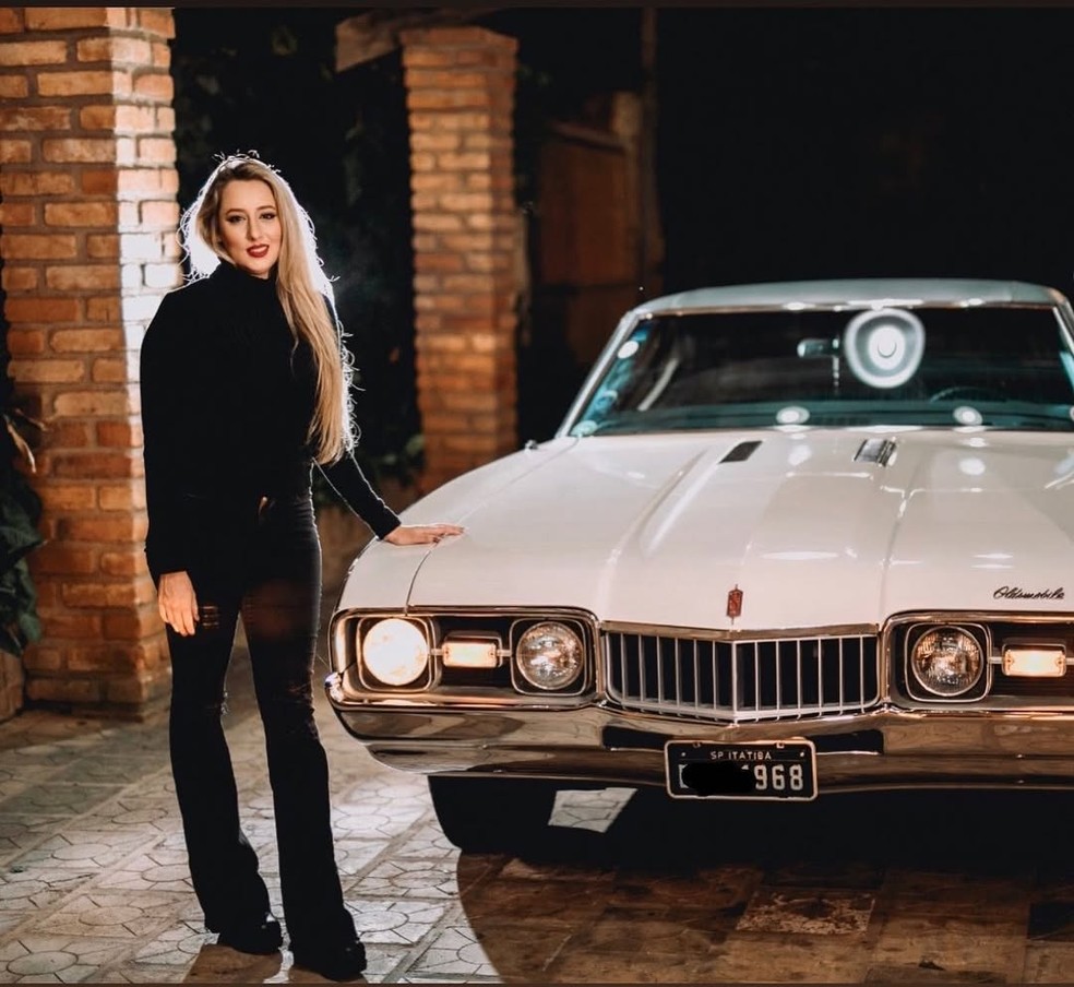 Natacha com seu Oldsmobile — Foto: Acervo pessoal