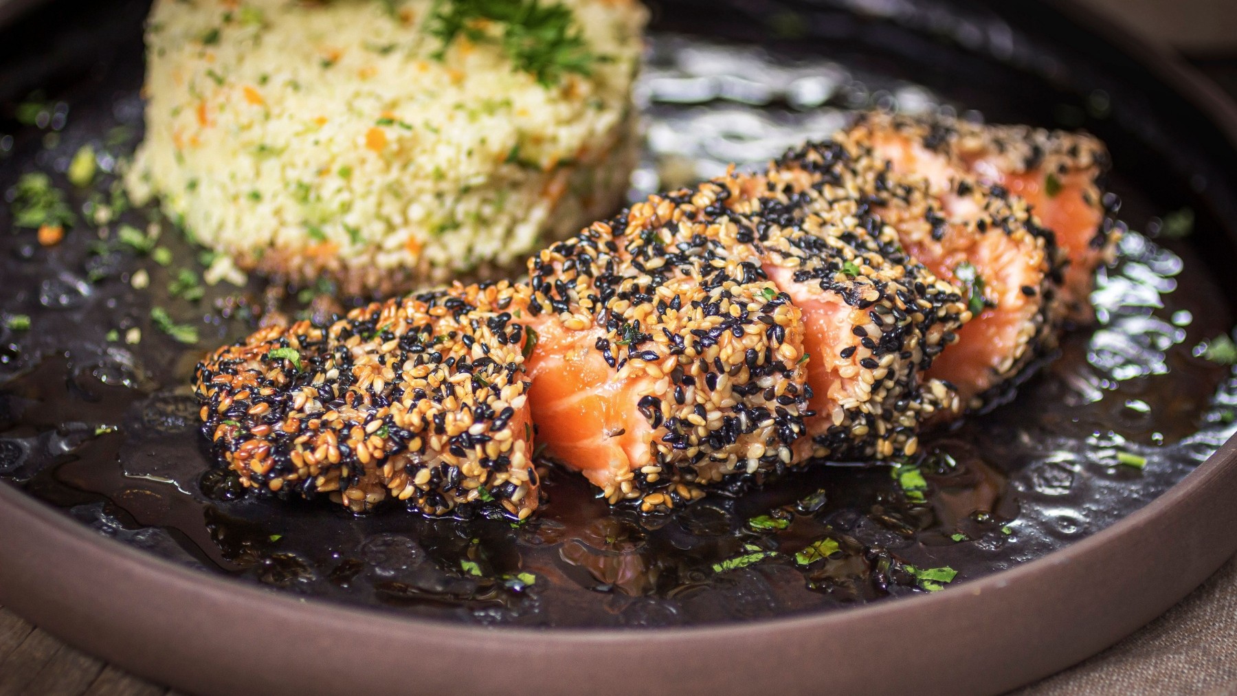 Gergelim preto vira tendência na gastronomia: por que está em tantos pratos?