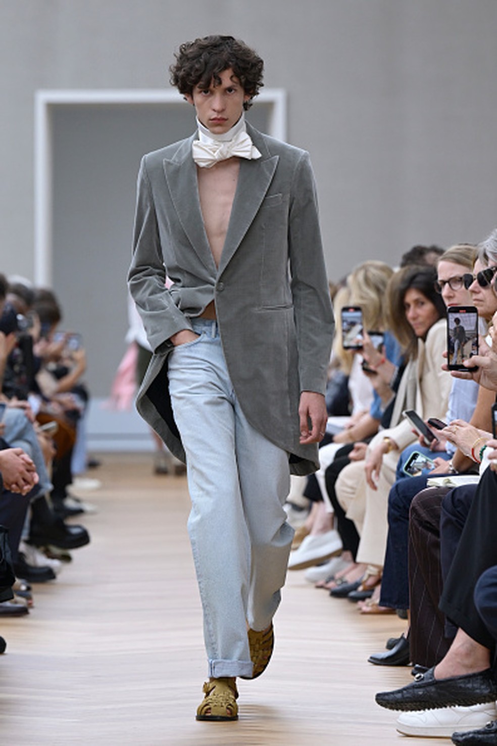 Laço no pescoço no desfile de verão 2026 da Dior — Foto: GettyImages