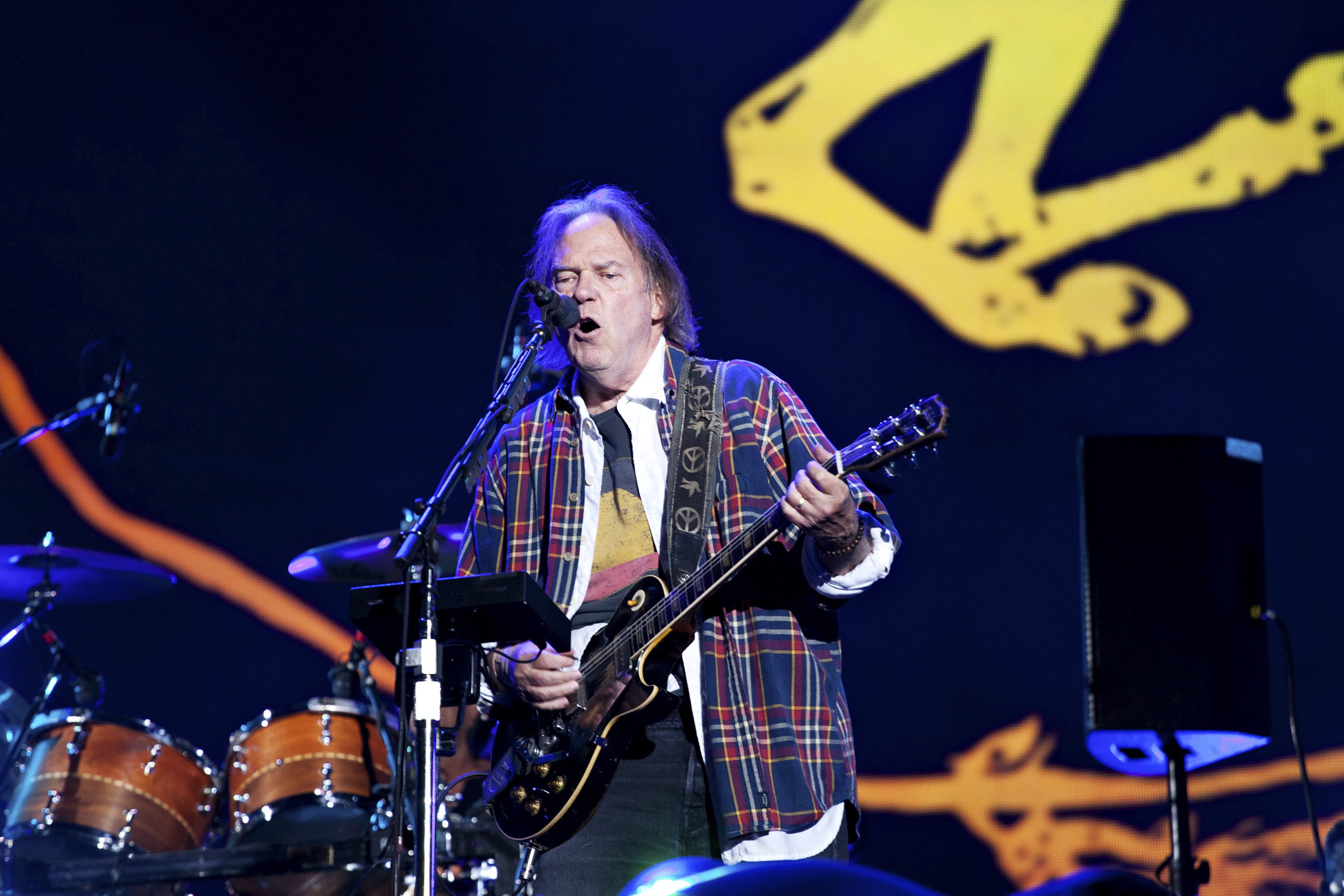 Neil Young entra com nova ação milionária contra comitê de Trump por uso de música em comício; entenda