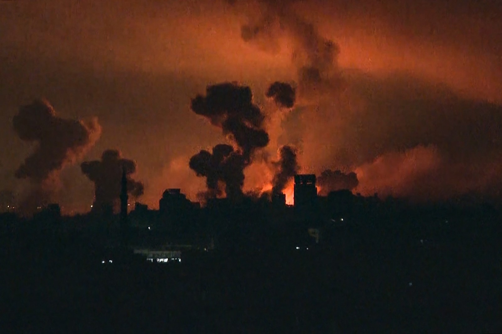 Israel cortou a electricidade a Gaza e não permite o fornecimento de combustível — Foto: Yousef Hassouna / AFP