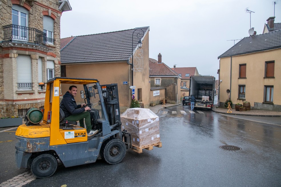 Empilhadeira carrega caixas de champanhe em Ludes, vilarejo na França — Foto: James Hill/The New York Times