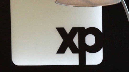 Justiça suspende fundo milionário da XP após uso indevido de marcas de clubes brasileiros