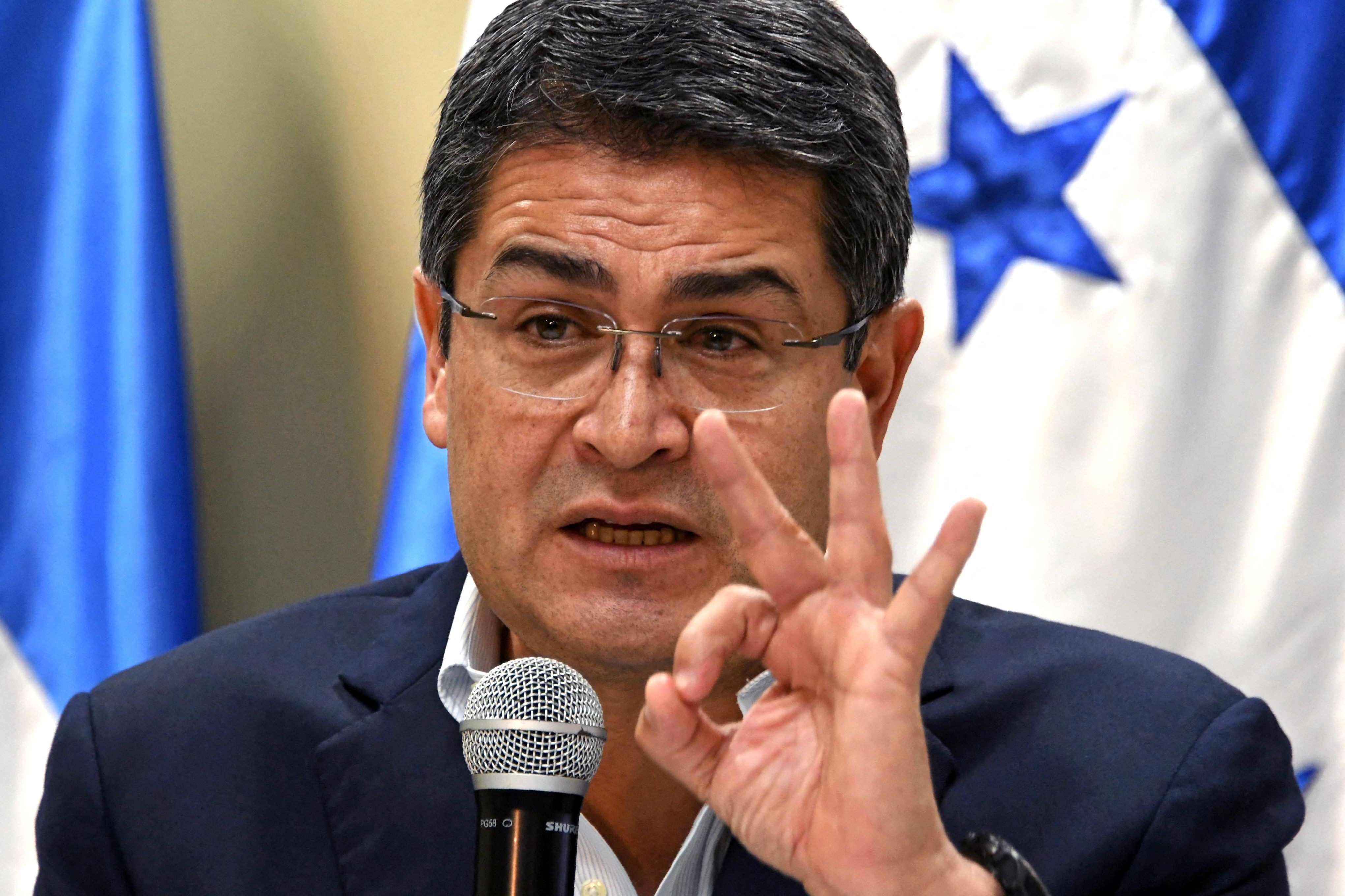 Condenado por narcotráfico, ex-presidente de Honduras volta ao país após indulto de Trump