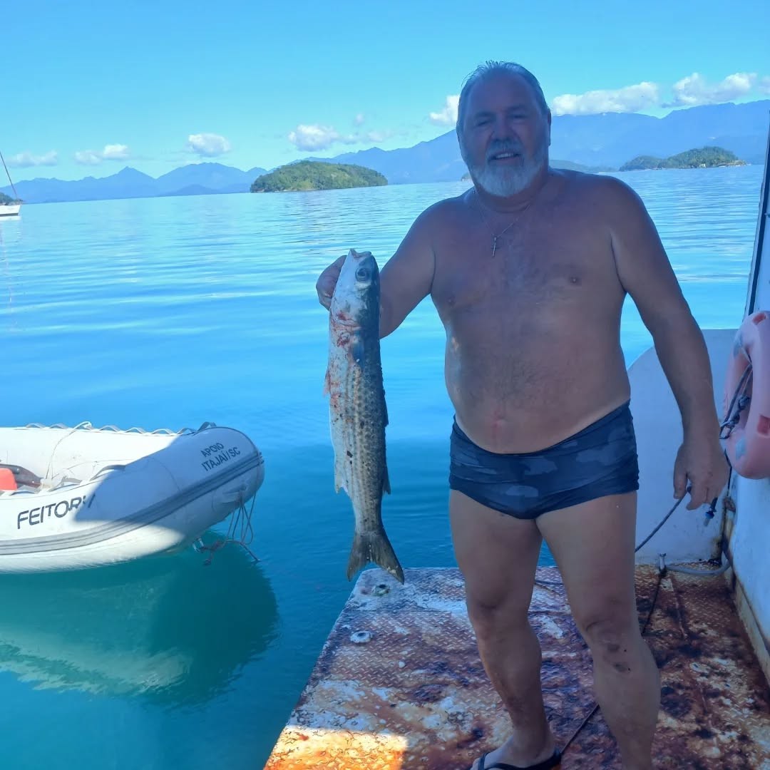 Quem era o pescador encontrado morto em Paraty após ventania: advogado gaúcho fez do barco sua casa e vivia no litoral fluminense - QTU Questões do Universo