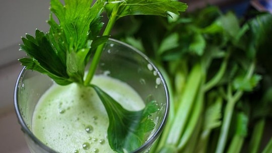 Suco de aipo: os efeitos na prevenção da osteoporose e artrite da bebida verde