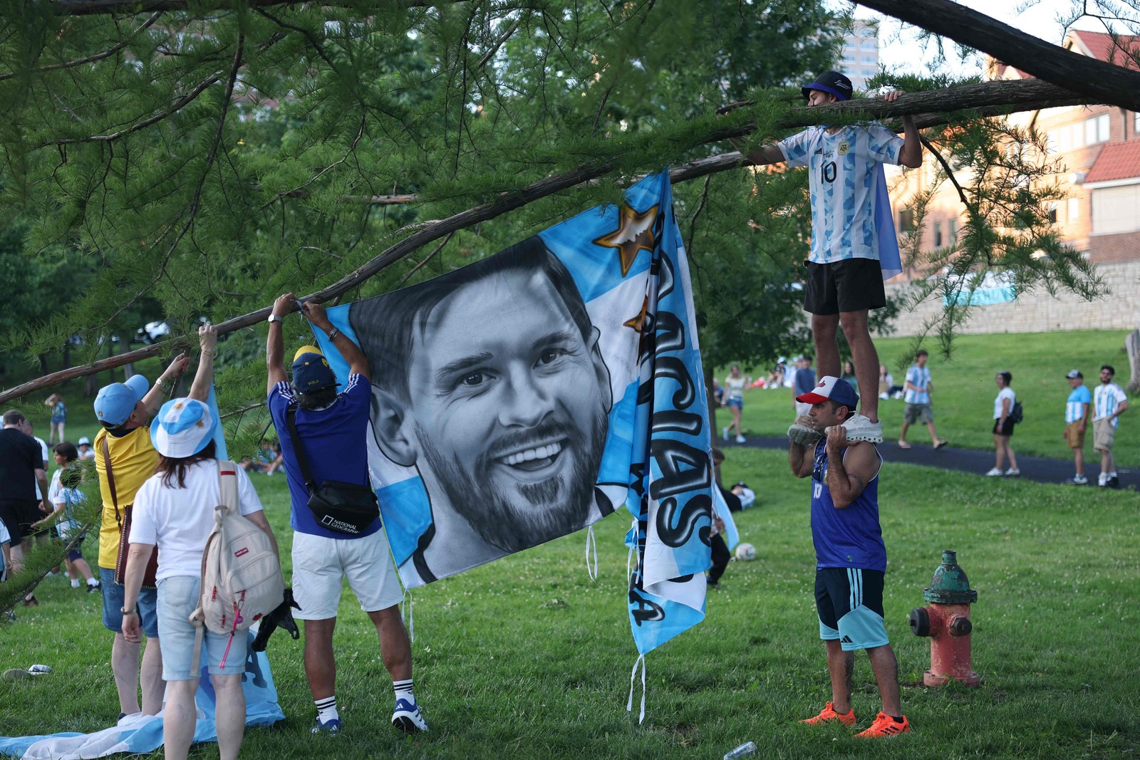 Torcedores da Argentina se reúnem no Mill Creek Park, em Kansas City — Foto: Getty Images via AFP