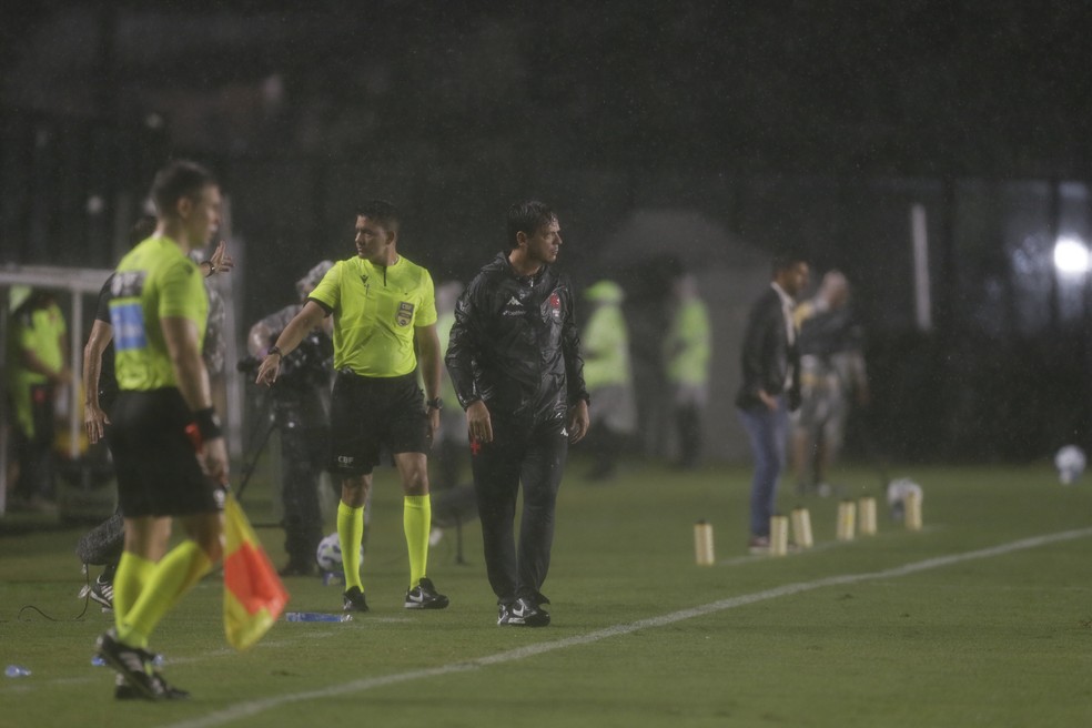 Forte chuva cai sobre São Januário — Foto: Vitor Seta
