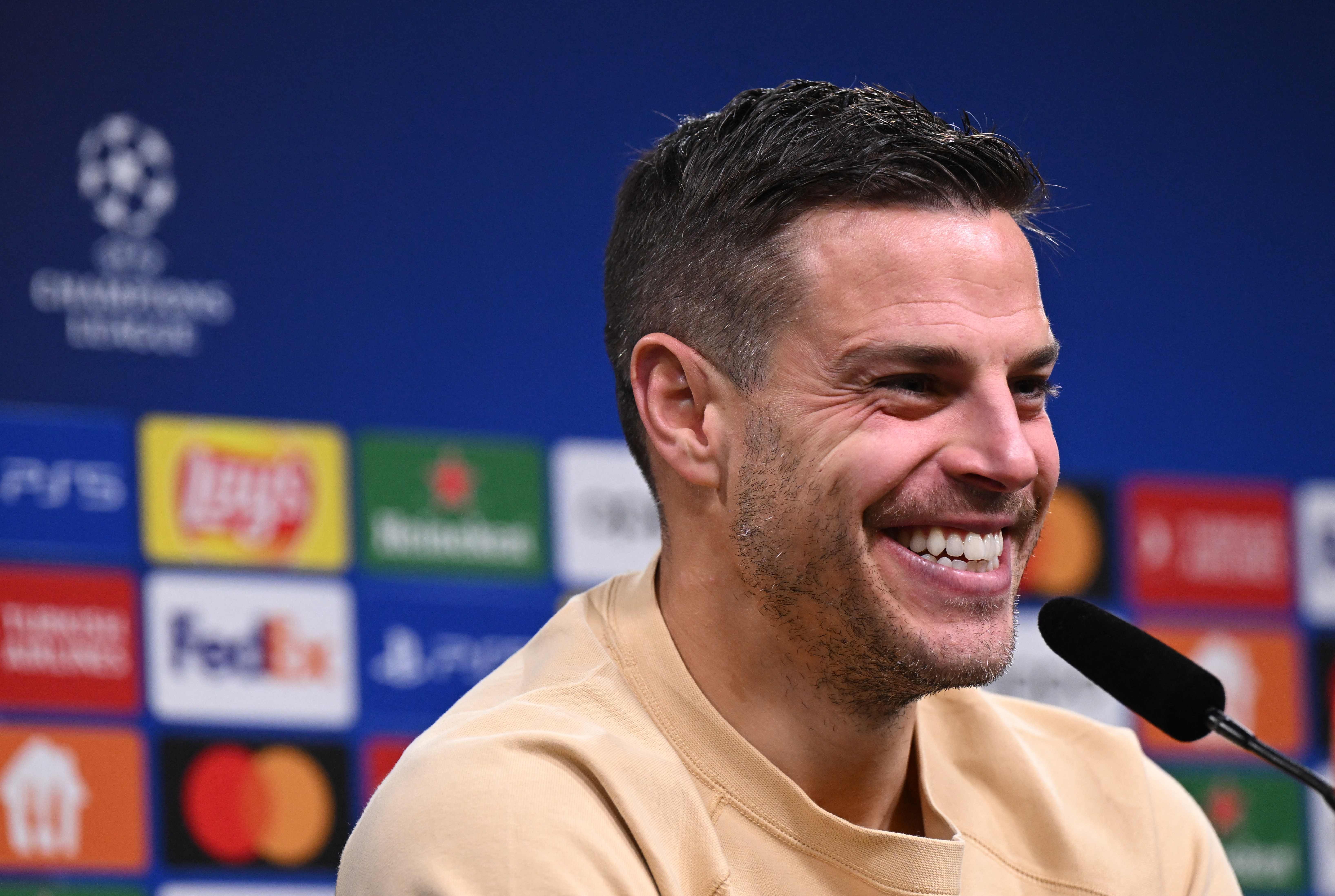 Azpilicueta anuncia aposentadoria aos 36 anos após mais de 800 jogos na carreira