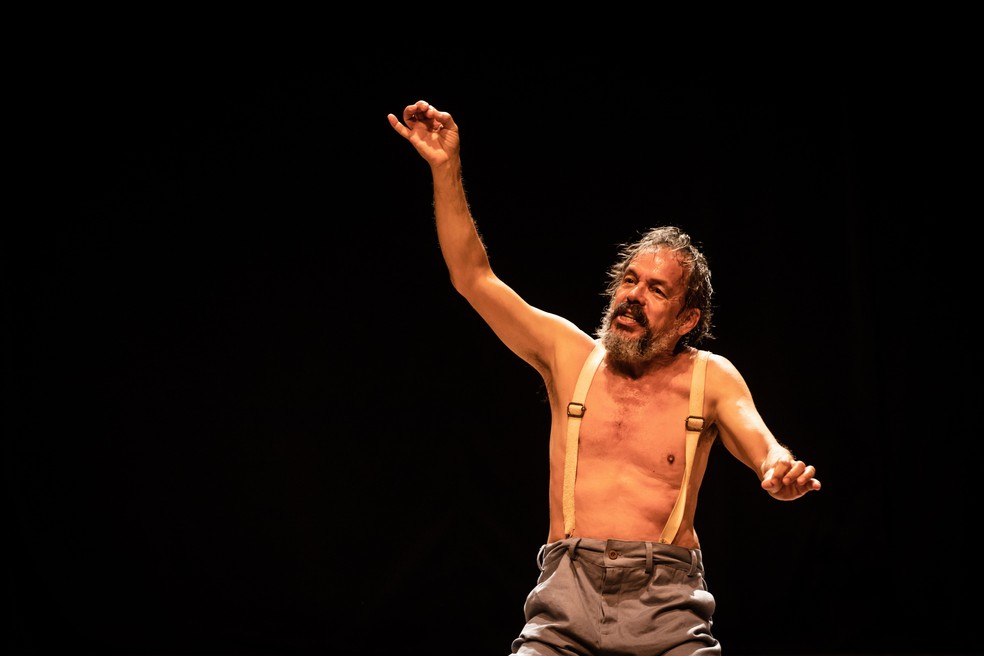 Julio Adrião em cena da peça'A descoberta das Américas' — Foto: Renato Mangolin/Divulgação