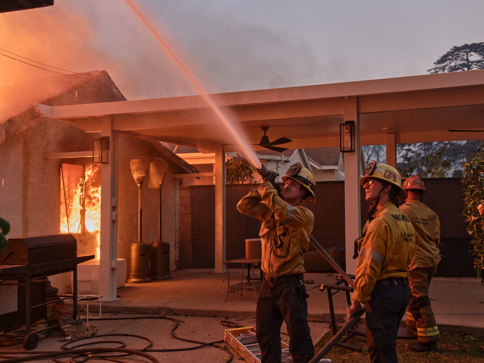 Dezenas de milhares de evacuados por incêndios de Los Angeles não poderão retornar por pelo
