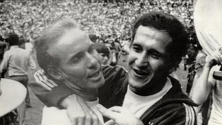 O técnico Zagallo e preparador físico Carlos Alberto Parreira se abraçam após a vitoria do Brasil sobre a Itália por 4 a 1, que deu à seleção o tricampeonato mundial, no Estádio Azteca — Foto: UPI