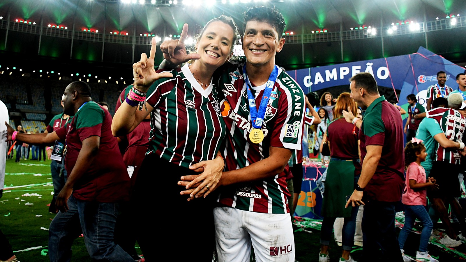 Cano e sua mulher, grávida do segundo filho do casal, comemoram o título estadual — Foto: MAILSON SANTANA/FLUMINENSE FC