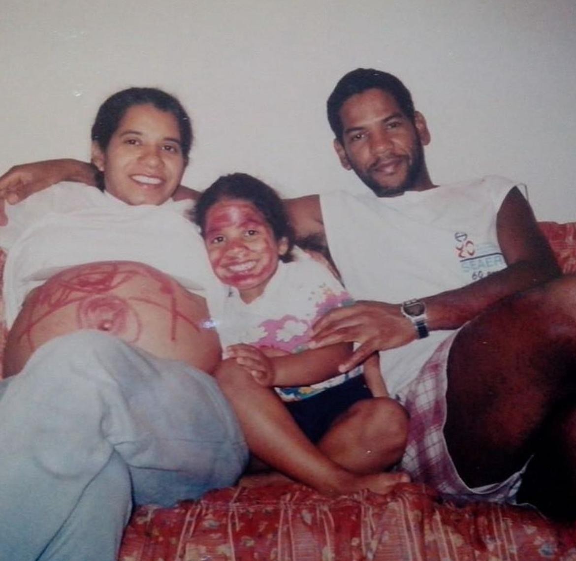 Estela grávida de Juliana, ao lado da filha Mariana e do marido, Manoel Marins, em 1999 — Foto: Álbum de família