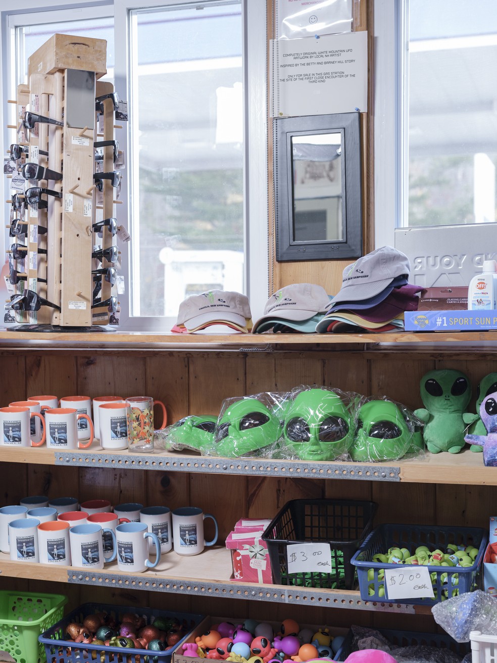 Um posto de gasolina em Lincoln, New Hampshire, vende lembrancinhas de temática alienígena em Lincoln, cidade onde houve relato abdução de casal por OVNIs — Foto: John Tully/The New York Times