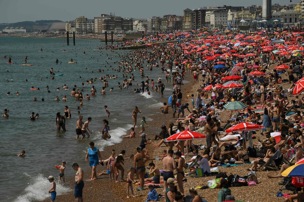Onda de calor na Europa em julho levou ingleses a lotar praias em Brighton — Foto: Daniel LEAL / AFP