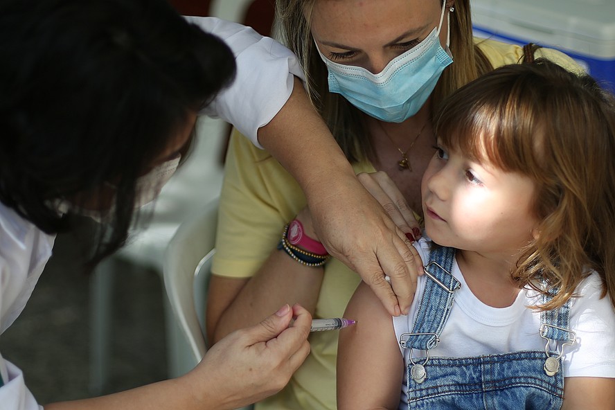 Criança recebe vacina contra a Covid em posto da Gávea, no Rio