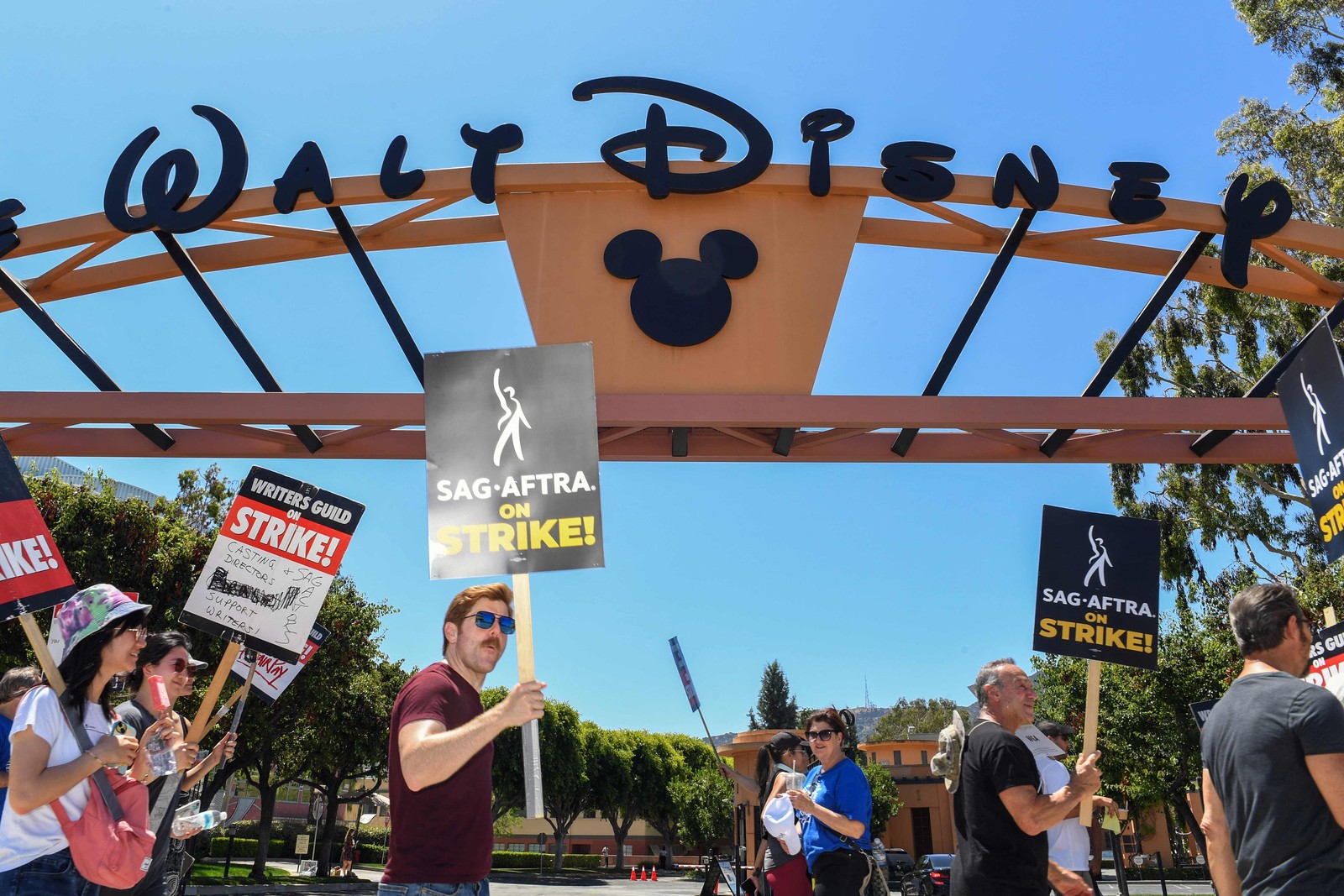 Membros do Writers Guild of America e do Screen Actors Guild protestaram do lado de fora do Walt Disney Studios em Burbank, na Califórnia. — Foto: VALERIE MACON/AFP