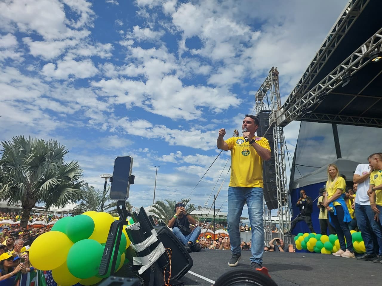 Flávio Bolsonaro 'esconde' Queiroz em palco de evento no RJ, puxa coro contra Moraes e repete que relação com Vorcaro foi 'privada' - Foto