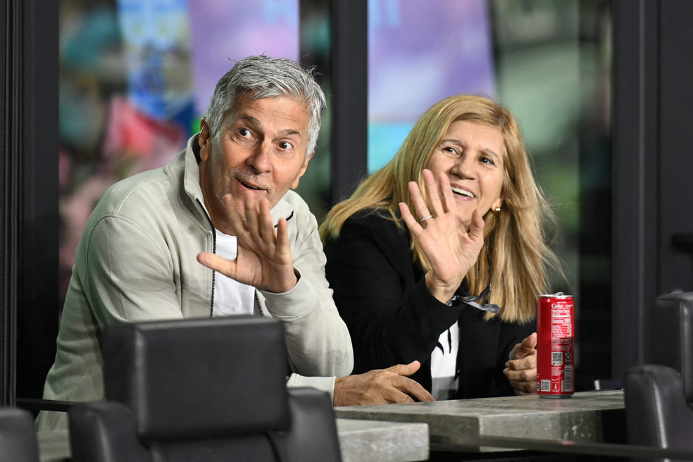 Jorge Messi (E) e Celia Cuccittini, pais do atacante argentino, Lionel Messi — Foto: Chandan Khanna / AFP