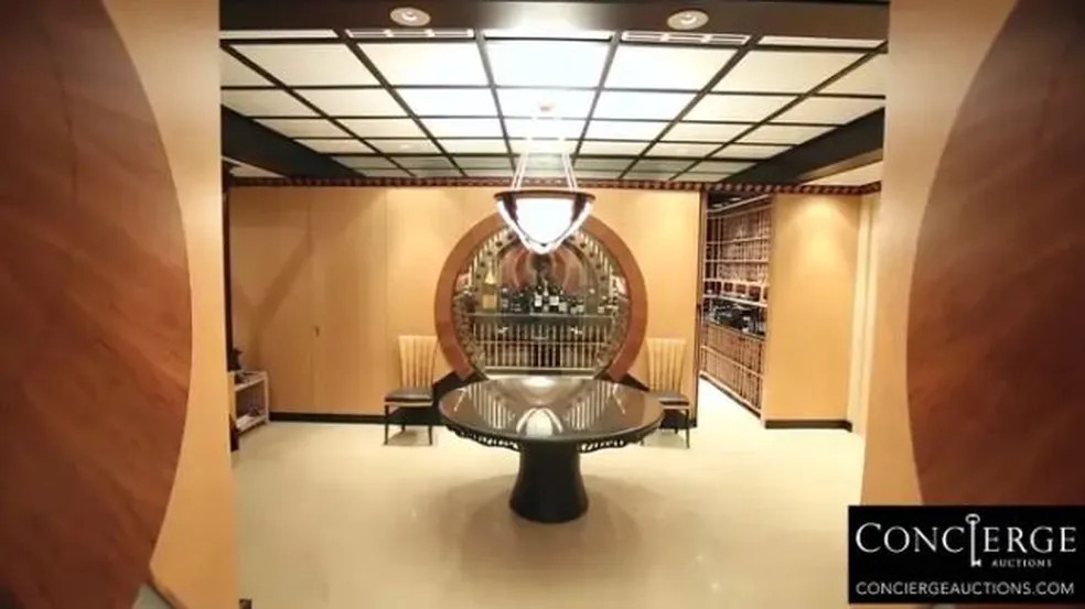 Adega de mansão luxuosa de Michael Jordan tem espaço para mais de mil garrafas de vinho — Foto: Reprodução