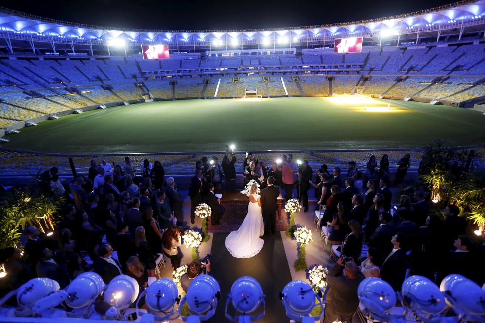 Aline e Alexandre na hora durante o casamento no Maracanã, em maio de 2014 — Foto: Custódio Coimbra