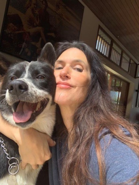 Sabine faz selfie com cachorro — Foto: Sabine Coll Boghici / Divulgação