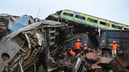 Mais de mil pessoas participam de resgate após acidente ferroviário na Índia  