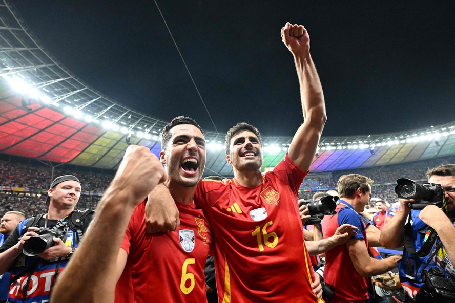 Merino e Rodri comemoram o título da Espanha