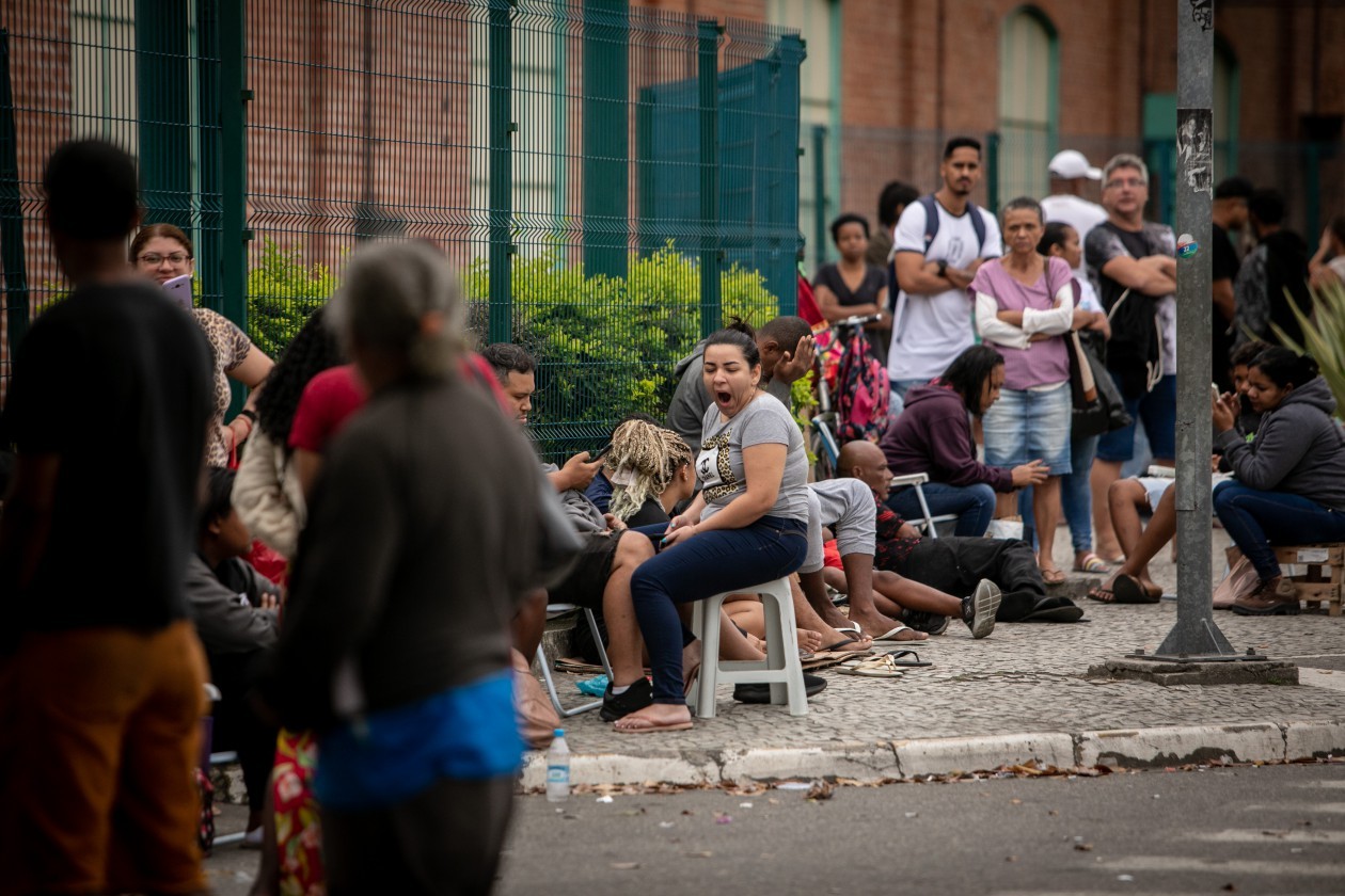População enfrenta filas para conseguir recadastramento no CadÚnico e, assim, conseguir receber o Auxílio Brasil — Foto: Brenno Carvalho/Agência O Globo