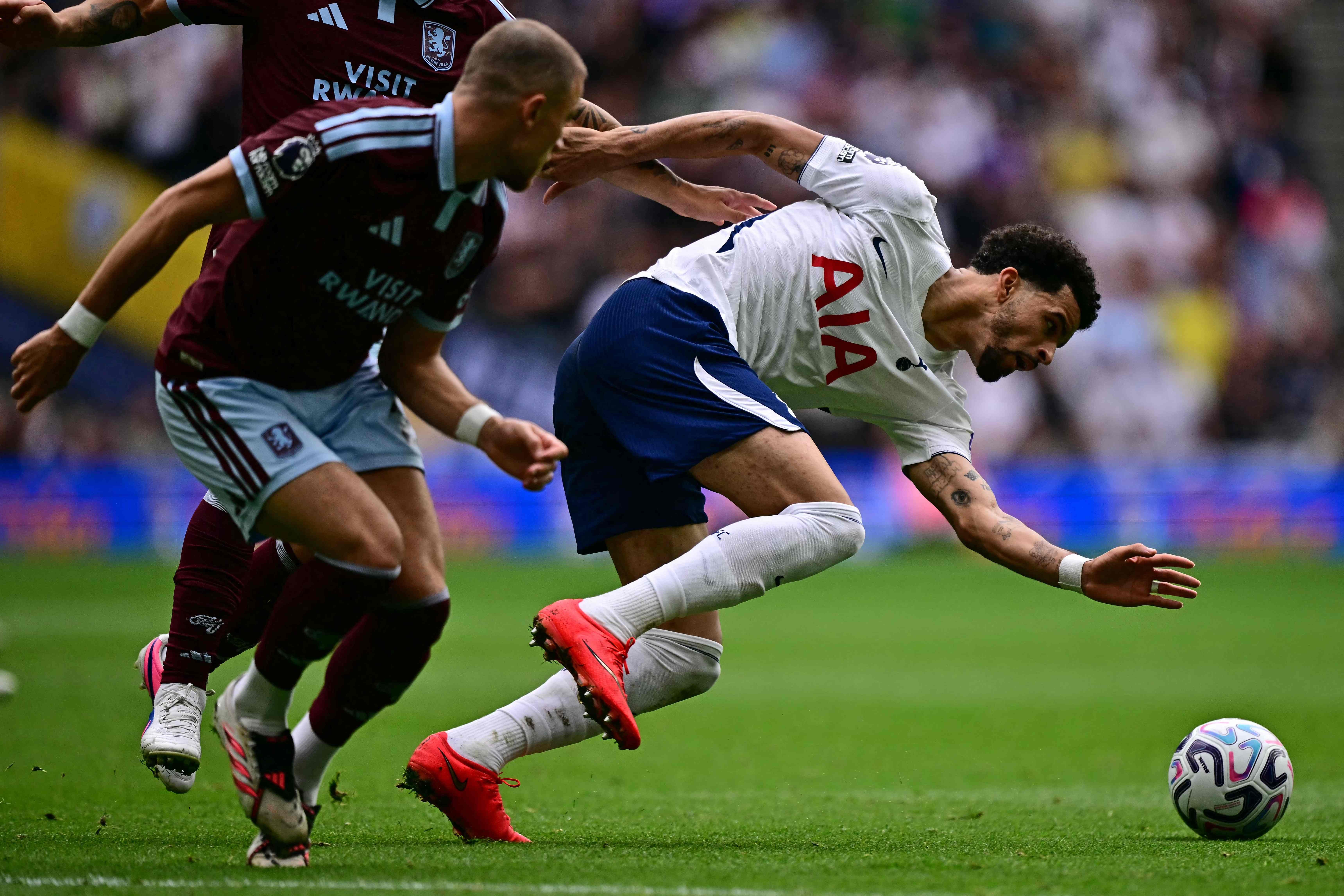 Tottenham marca primeiro gol da Premier League, mas perde para o Aston Villa