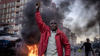 Apoiadores de líder da oposição preso e levado a julgamento no Quênia enfrentam polícia em protestos — Foto: Luis Tato/AFP