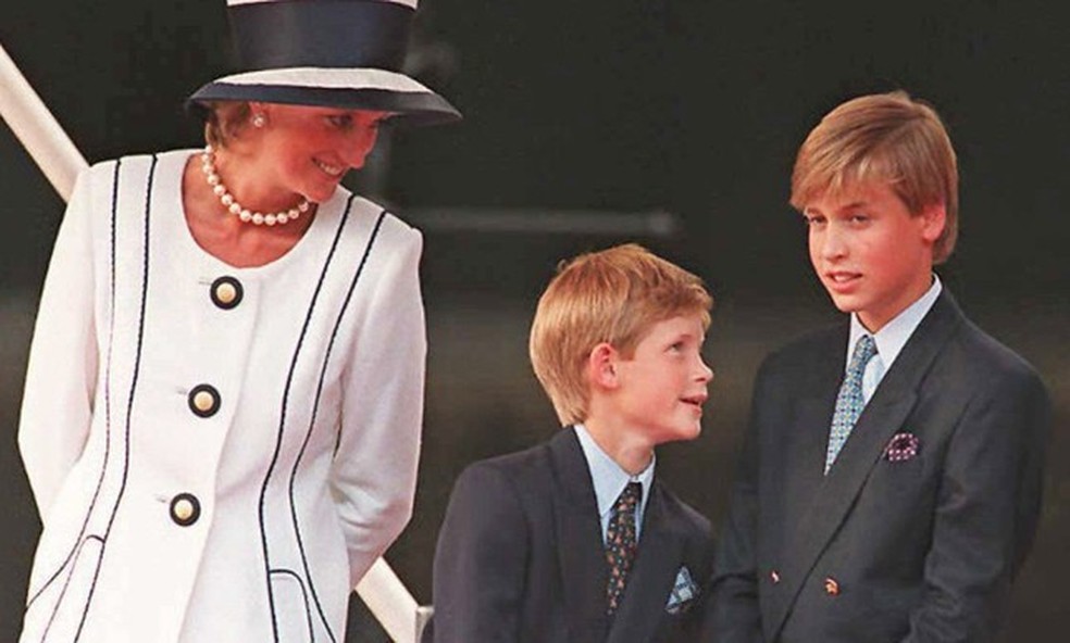 Diana e os filhos Harry e William durante evento em 1995 — Foto: Arquivo/AFP
