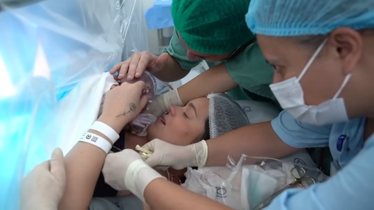 Recém-nascida, filha de Viih Tube realiza cirurgia que é alvo de polêmica entre médicos