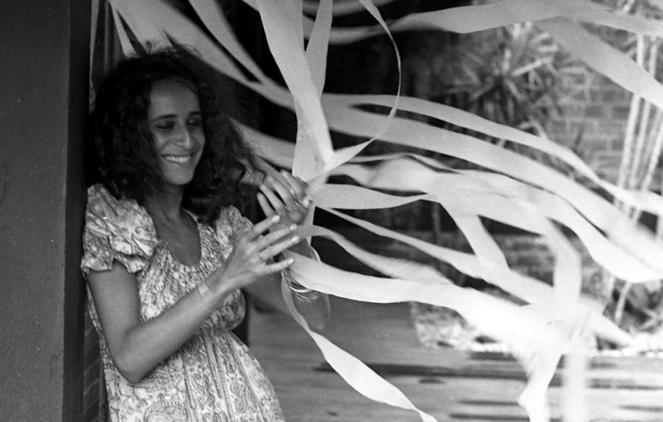 Maria Bethânia reflete sobre o amor dos pais e sua carreira na música