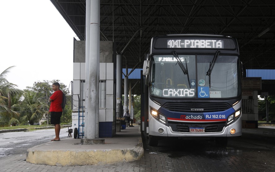 Linhas de ônibus intermunicipais têm letras ao lado da numeração para identificar deslocamentos; letra 'I' destaca linhas com trajeto entre municípios da Baixada Fluminense