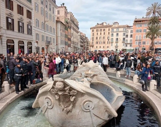 Ativistas ambientais jogam tinta preta em fonte histórica de Roma — Foto: Reprodução/Redes sociais